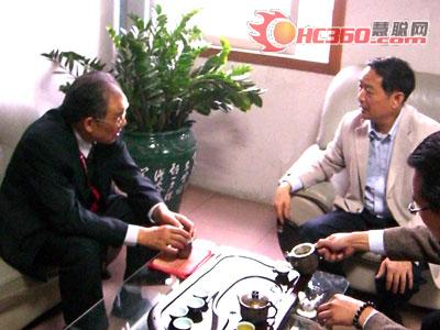 專家座談:左一為吳元煒教授,左二為廣州同益熱能工程技術開發中心主任唐壁奎先生